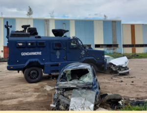 Lire la suite à propos de l’article Émeutes, menace terroriste, cyclone : le Centaure, le nouveau blindé tout-terrain polyvalent des gendarmes