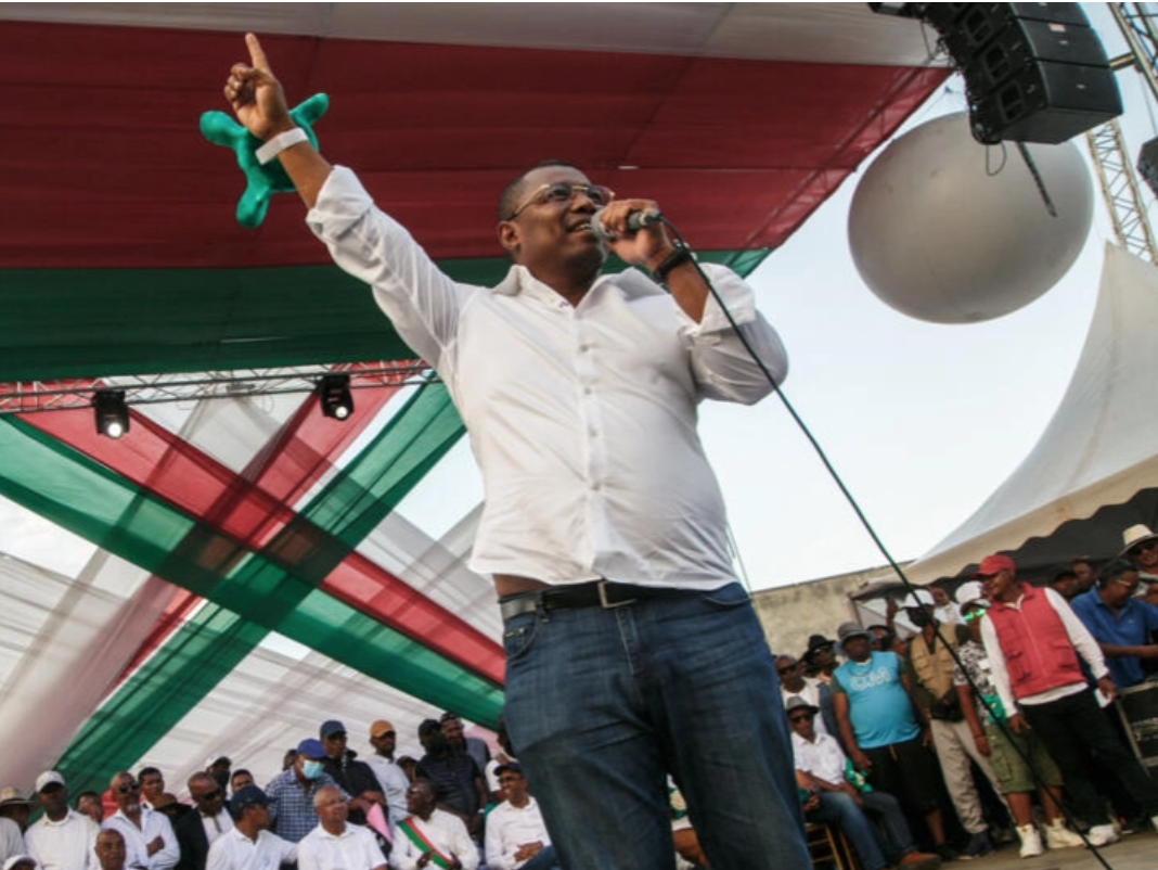 You are currently viewing Présidentielle malgache: le candidat Randrianasoloniaiko justifie son choix de ne plus boycotter la campagne