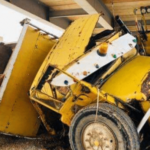 Lire la suite à propos de l’article Kédougou : Un camion finit sa course sous un pont, le chauffeur coincé