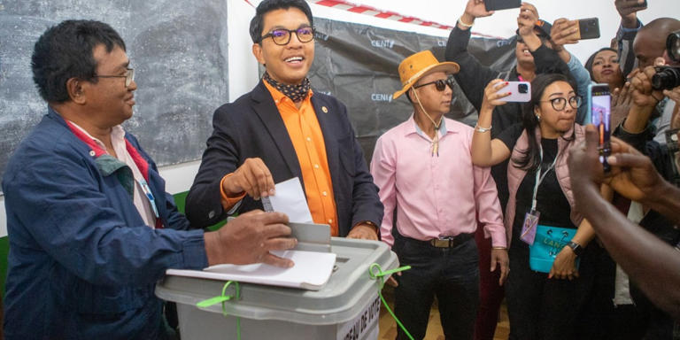 Lire la suite à propos de l’article Madagascar : l’opposition conteste son éligibilité, le président Andry Rajoelina remet son mandat en jeu au présidentielle