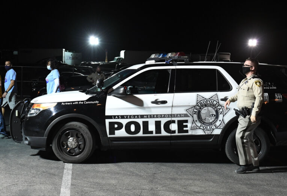 You are currently viewing Las Vegas : un homme nu frappe un policier, s’empare de son véhicule et provoque un accident
