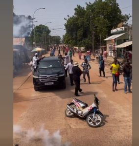 Lire la suite à propos de l’article Son cortège dispersé par la police à Kolda : La colère noire de Anta Babacar Ngom
