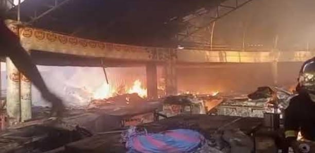 Lire la suite à propos de l’article Incendie au marché Boucotte de Ziguinchor : Le feu maitrisé, mais les pertes matérielles et financières sont énormes