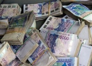 Lire la suite à propos de l’article 2 milliard FCFA en faux billets saisis à Keur Massar : le fils d’un grand marabout arrêté