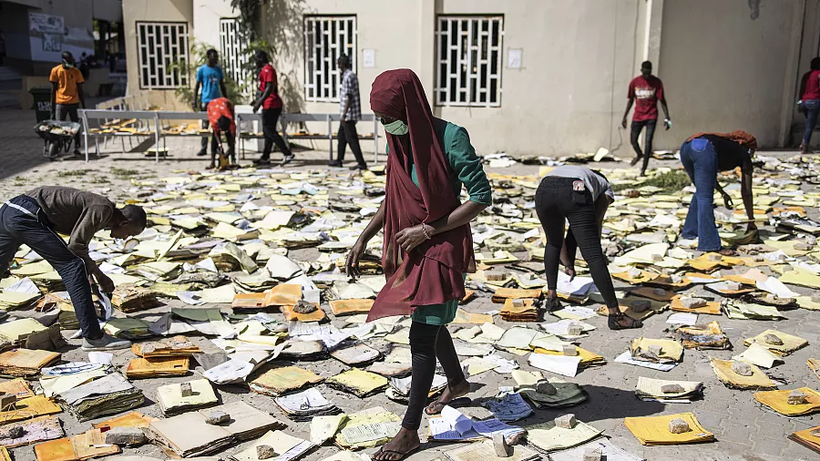 Lire la suite à propos de l’article Une institution scolaire privée, dont le propriétaire est affilié au parti politique Pastef, a été incendiée.