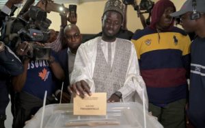 Lire la suite à propos de l’article Bassirou Diomaye Faye Élu Nouveau Président de la République : Une Élection Historique à Plus d’un Titre