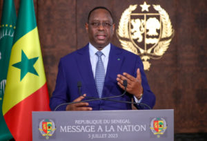 Lire la suite à propos de l’article Macky Sall accorde le grade de commandeur, officier et chevalier à d’anciens ministres, artistes, journalistes, religieux, et sportifs »