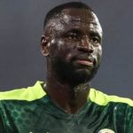 Lire la suite à propos de l’article CHEIKHOU KOUYATÉ : « J’AI SENTI LE DÉCÈS DE MON PÈRE BIEN AVANT QU’ON ME L’ANNONCE »