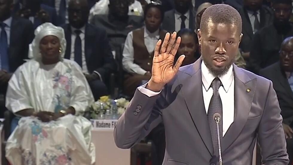 You are currently viewing Passation de Pouvoir : Bassirou Diomaye, le Cinquième Président, S’installe au Palais