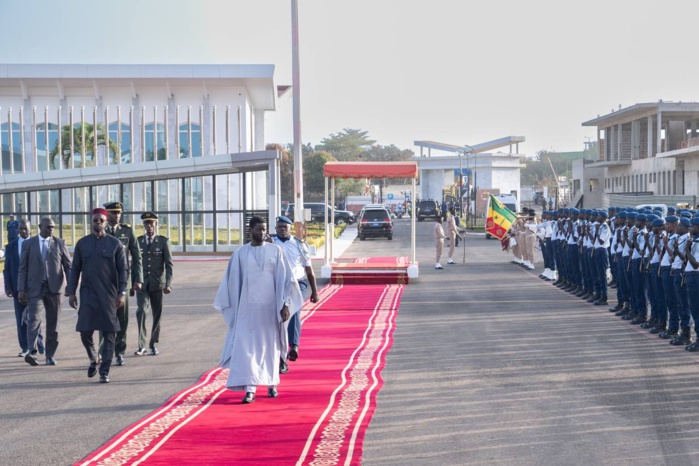 Lire la suite à propos de l’article Organisation de la coopération Islamique : Le président Bassirou Diomaye Faye est arrivé en Gambie