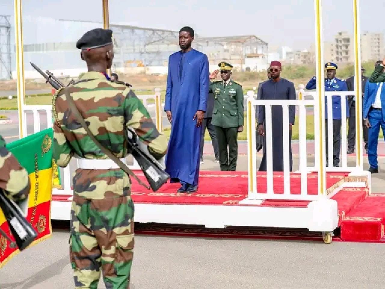 You are currently viewing Suppression du dispositif protocolaire par le Président de la République, Bassirou Diomaye Faye