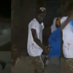 Lire la suite à propos de l’article Dof Ndeye poignarde un individu à plusieurs reprises: La vidéo choquante
