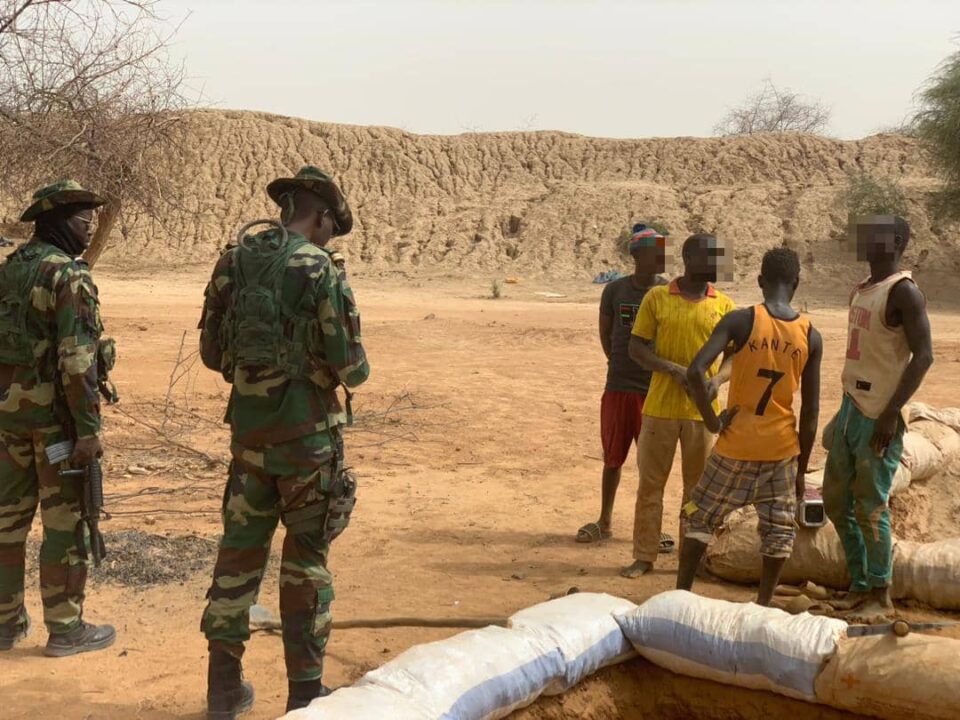 You are currently viewing Saraya : L’armée démantèle un grand site d’orpaillage clandestin, 26 orpailleurs arrêtés