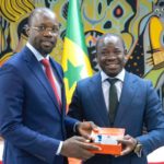 Lire la suite à propos de l’article Pétrole au Sénégal : un échantillon des premières goutes présenté au PR Diomaye et du PM Sonko