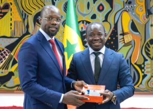 Lire la suite à propos de l’article Pétrole au Sénégal : un échantillon des premières goutes présenté au PR Diomaye et du PM Sonko