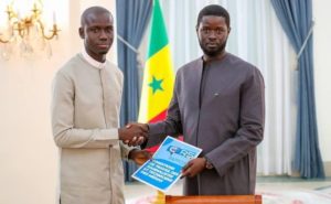 Lire la suite à propos de l’article Le président Diomaye réitère son engagement envers la presse locale