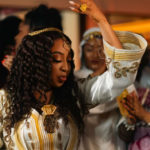 Lire la suite à propos de l’article Photos: Zeyna Ndour sublime sur les photos de son Henné Time
