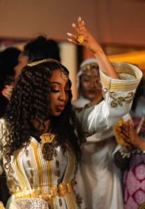 Lire la suite à propos de l’article Photos: Zeyna Ndour sublime sur les photos de son Henné Time