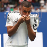 Lire la suite à propos de l’article Réal Madrid: Kylian Mbappé présenté devant 80.000 supporters madrilènes