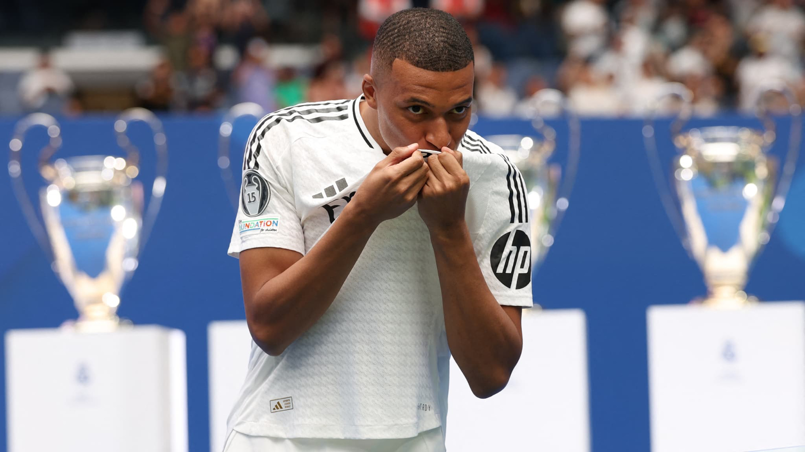 You are currently viewing Réal Madrid: Kylian Mbappé présenté devant 80.000 supporters madrilènes