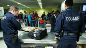 Lire la suite à propos de l’article Une femme arrêtée avec 8 kilos de cocaïne à l’aéroport Roissy Charles-de-Gaulle