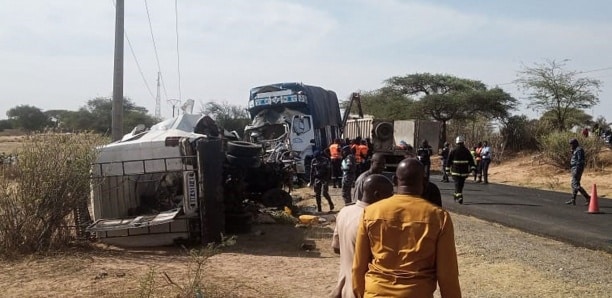 You are currently viewing Accident : 11 morts enregistrés ce lundi matin dans une collision entre un camion et un minibus entre Ngaye Mékhé et Kébémer