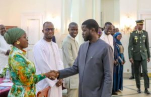 Lire la suite à propos de l’article SUIVEZ VOTRE PUBLIC MATIN -PRESIDENT DIOMAYE FAYE AUX JOURNALISTES SUR LA FISCALITE