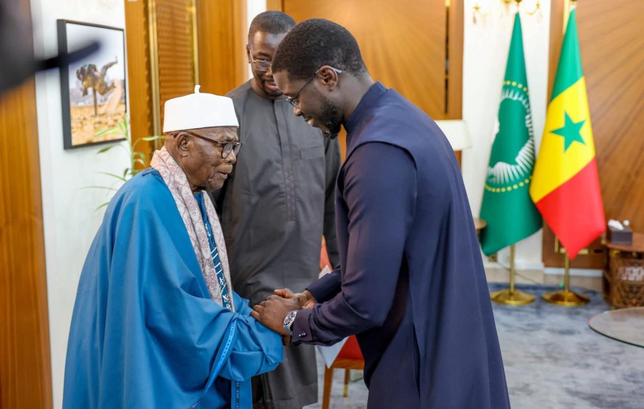 You are currently viewing Diomaye Faye reçoit le khalife de Léona Niassène pour évoquer cohésion et paix sociale