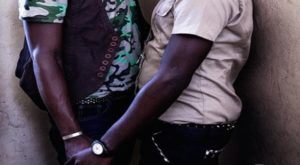 Lire la suite à propos de l’article Thiès : cinq personnes interpellées dans un appartement, l’un des suspects se déclare séropositif