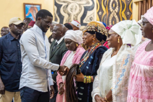 Lire la suite à propos de l’article Diomaye Faye critiqué pour sa tenue sur les réseaux sociaux