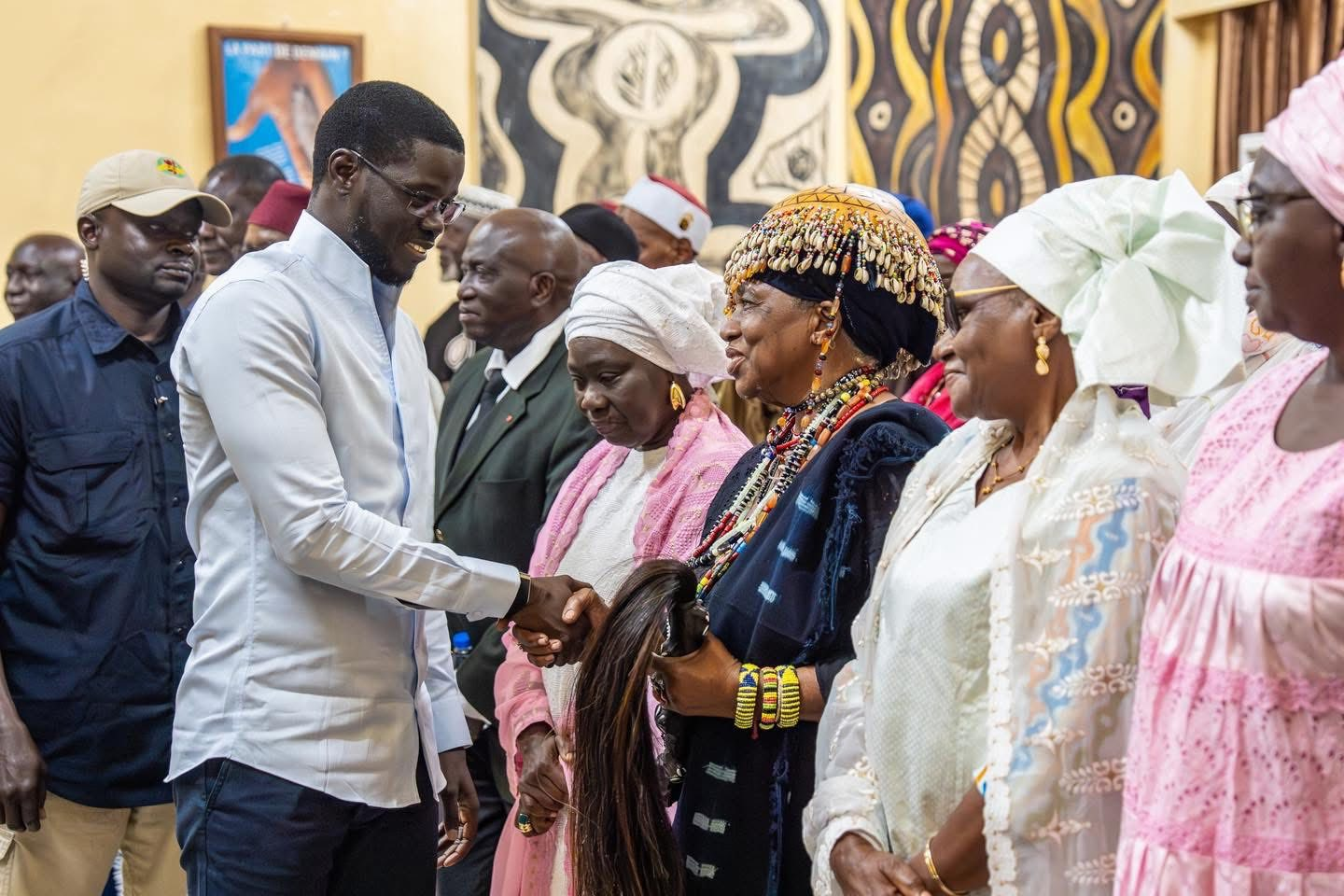 You are currently viewing Diomaye Faye critiqué pour sa tenue sur les réseaux sociaux