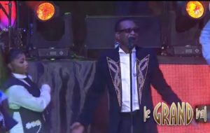 Lire la suite à propos de l’article Grand Bal : Youssou Ndour brille avec une veste d’exception estimée à 2,5 millions