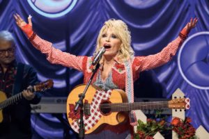 Lire la suite à propos de l’article Dolly Parton, légende de la musique country, est morte à 80 ans