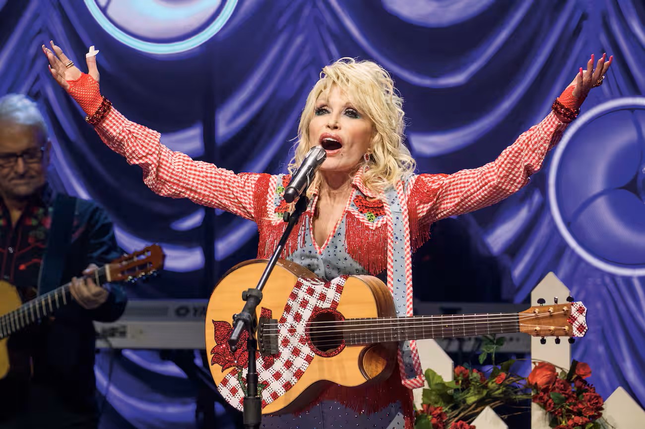 You are currently viewing Dolly Parton, légende de la musique country, est morte à 80 ans