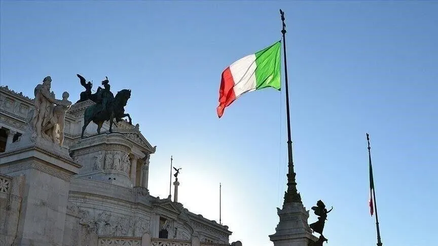 You are currently viewing Italie : le gouvernement interdit le voile intégral à l’école et limite à 30 % certains élèves étrangers